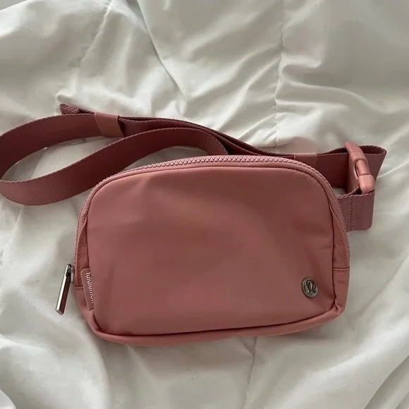 🍋Lululemon Everywhere Belt Bag BRRO Brier Rose NWT - Picture 5 of 6